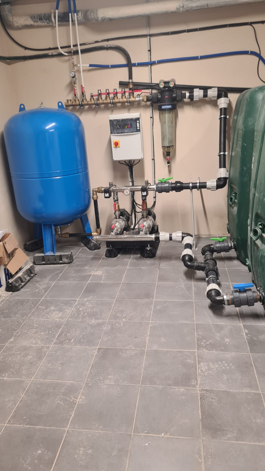 Local technique — surpresseur, vase d'expansion et filtration