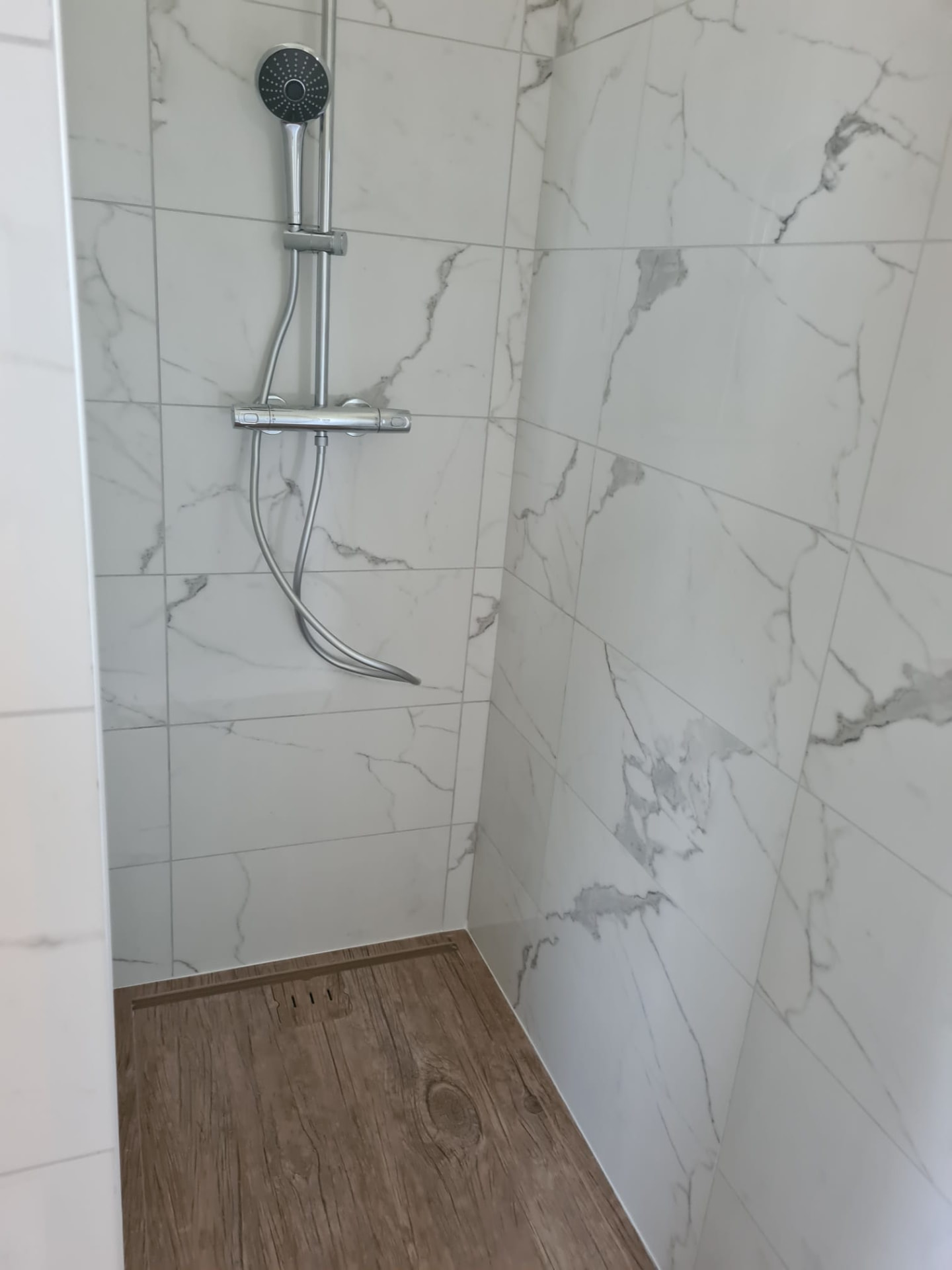 Douche à l'italienne — faïence effet marbre et receveur effet bois