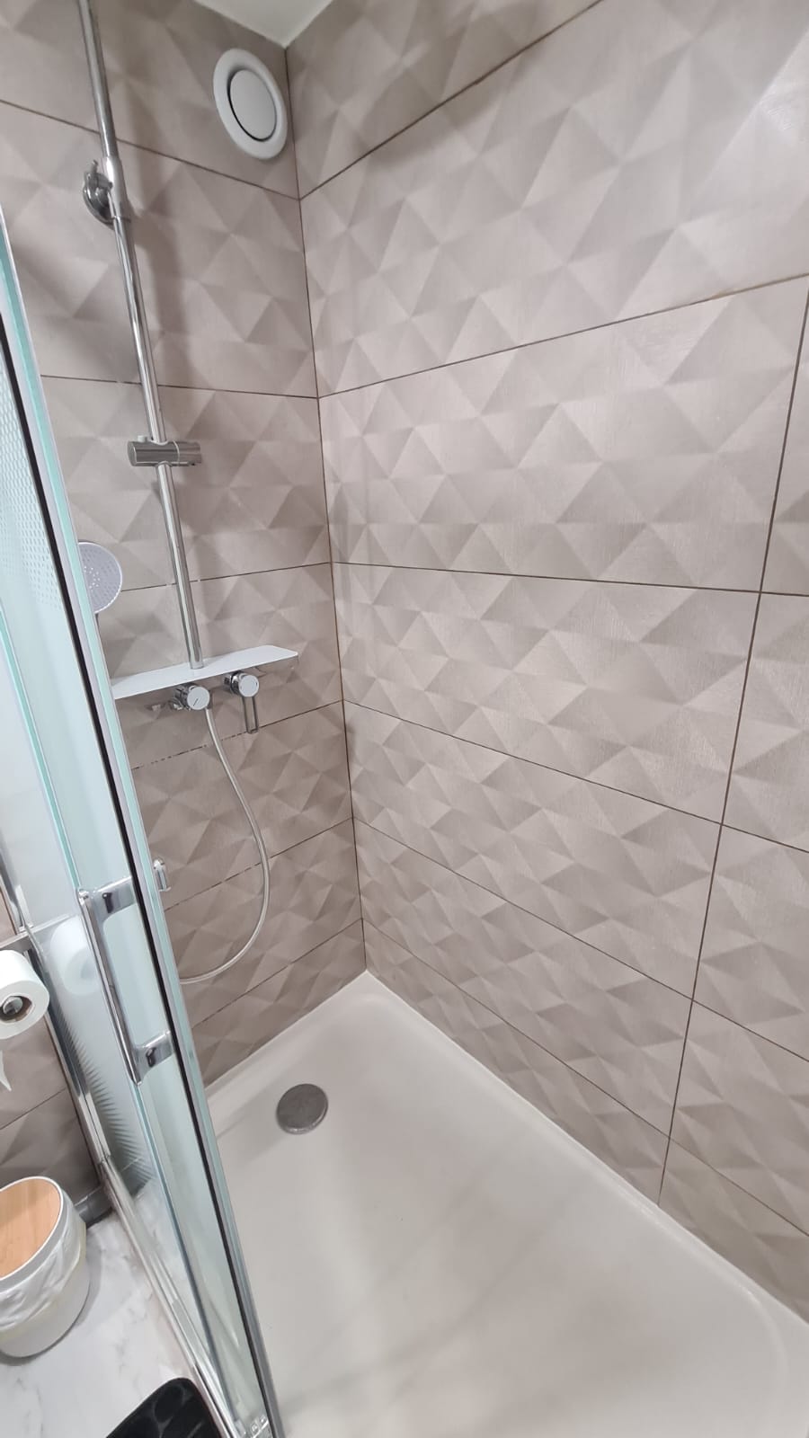 Douche à l'italienne — faïence relief et mitigeur thermostatique