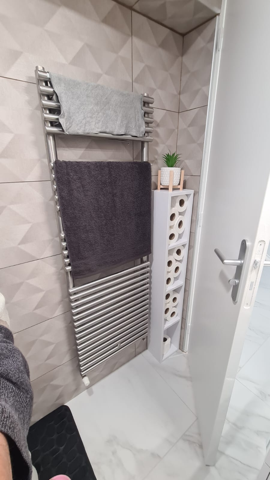 Sèche-serviettes et rangement — finitions salle d'eau