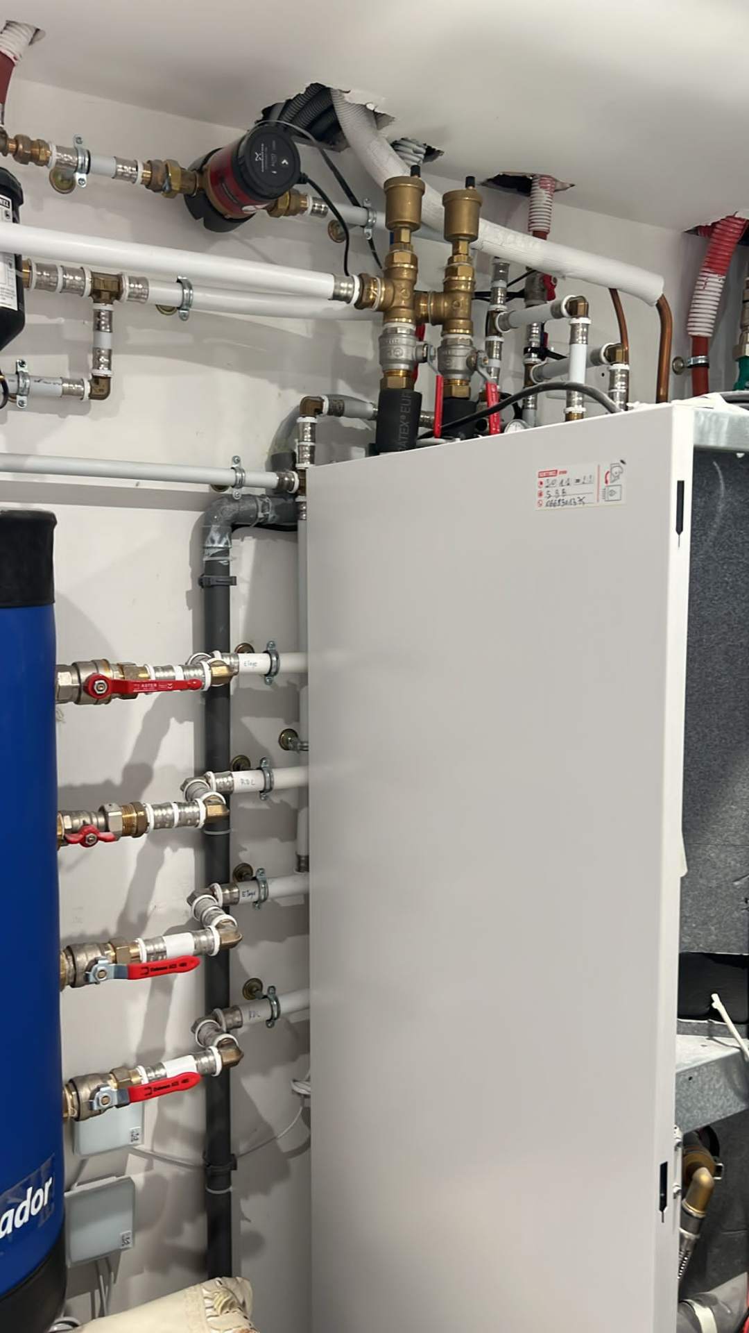 Chaufferie complète — PAC, circulateur et distribution par étage