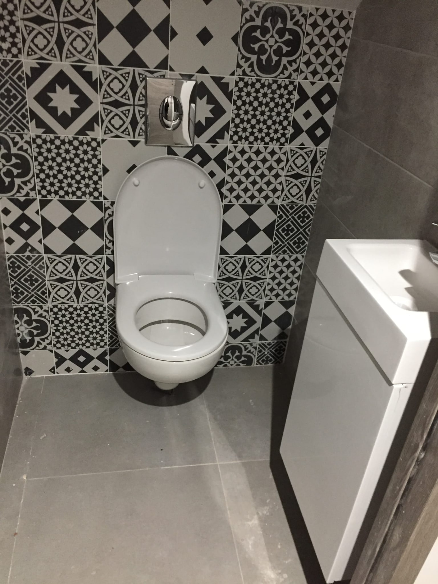 WC suspendu — crédence carreaux de ciment et lave-mains compact