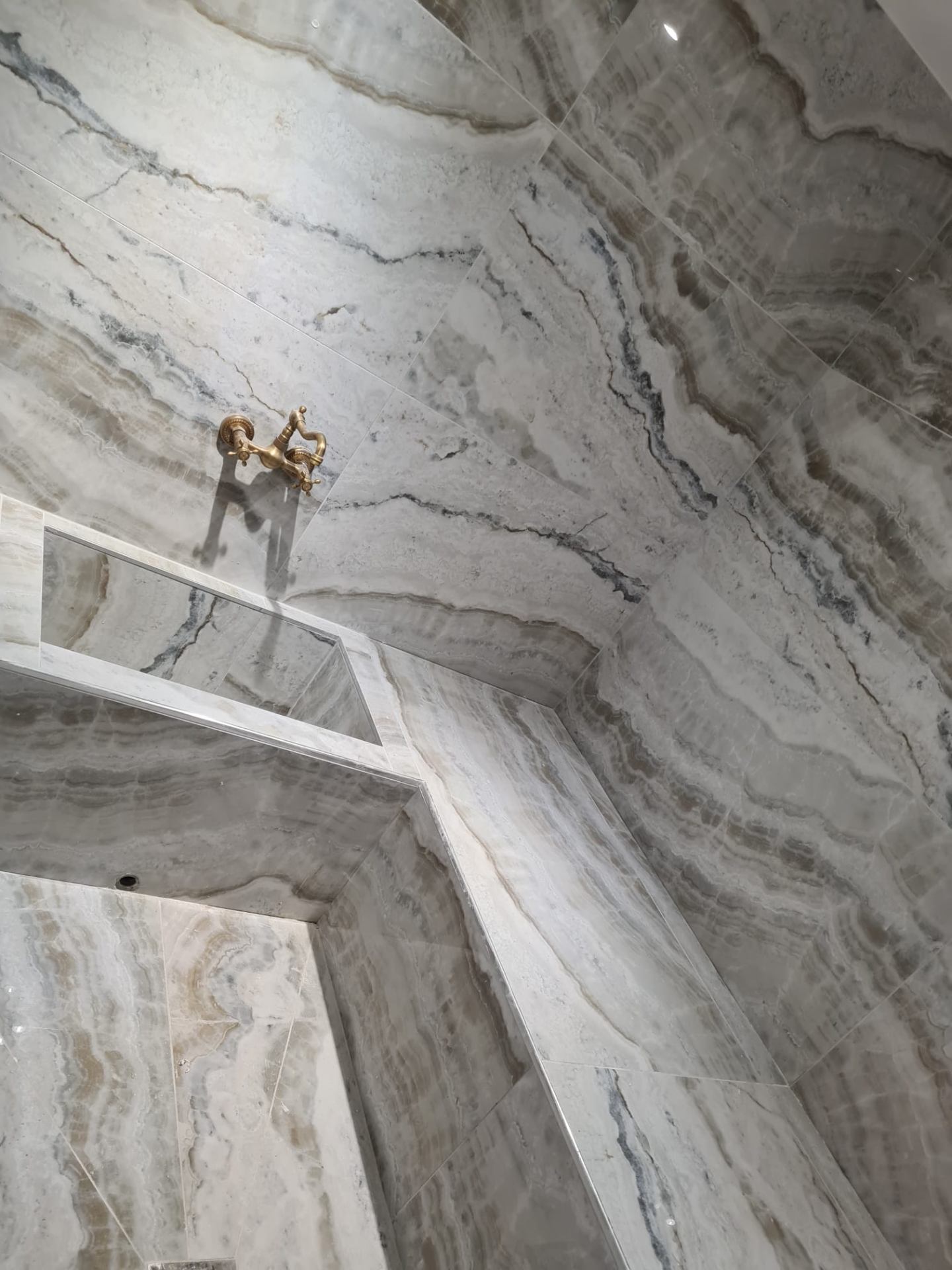 Hammam onyx — banquette et sol pente douche