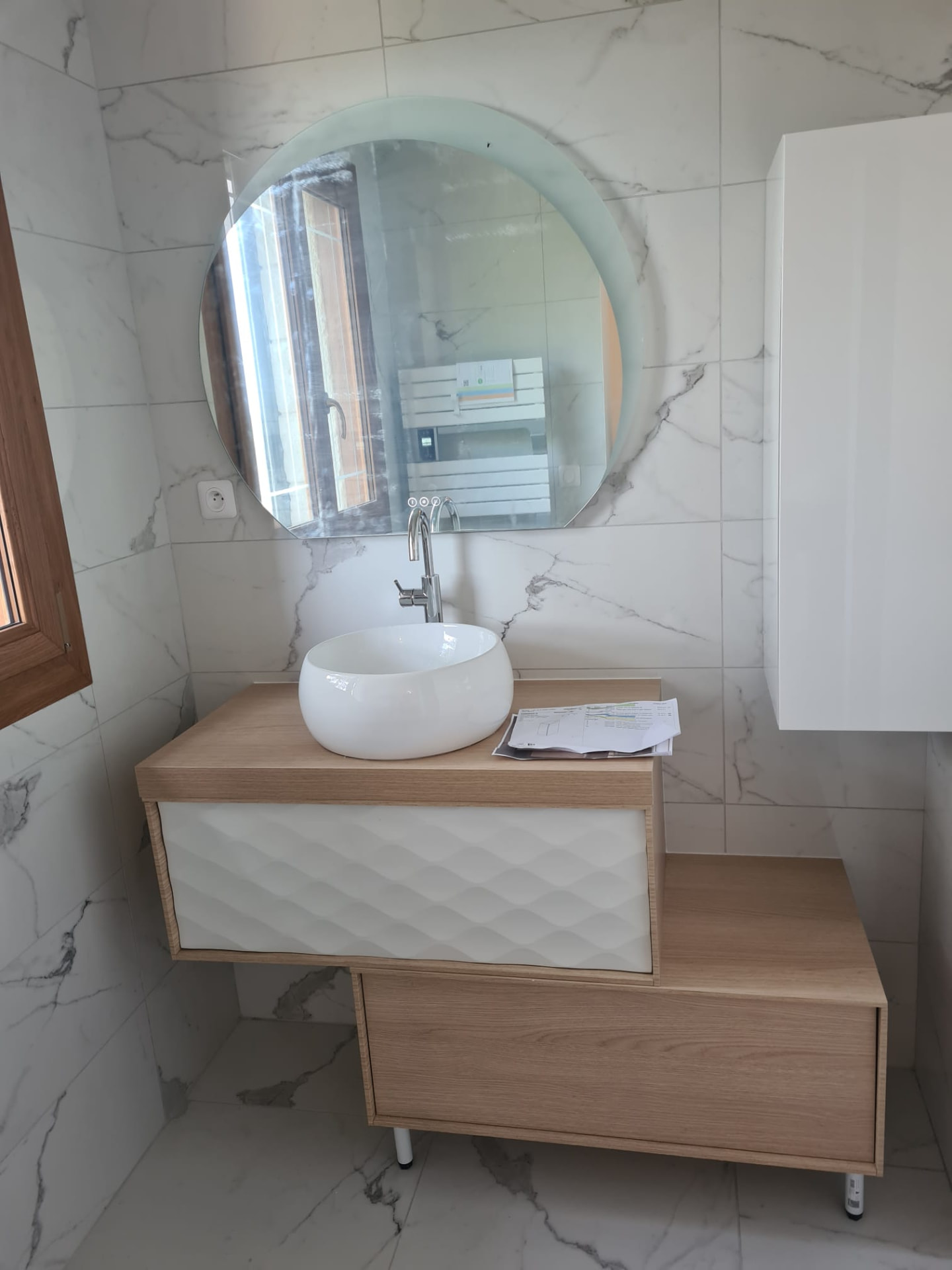 Meuble vasque bois sur mesure — vasque à poser et miroir rond