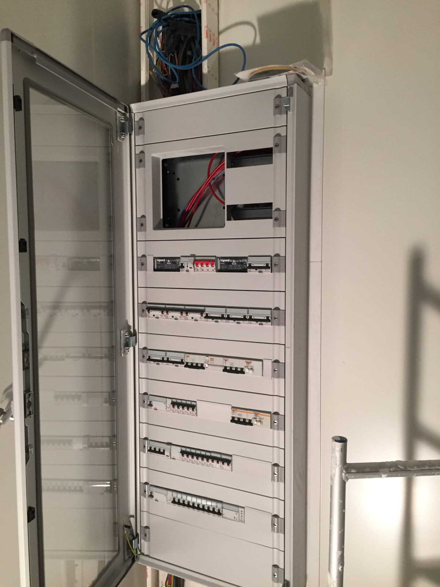Armoire électrique Legrand — répartition multi-rangées et attente coffret de communication
